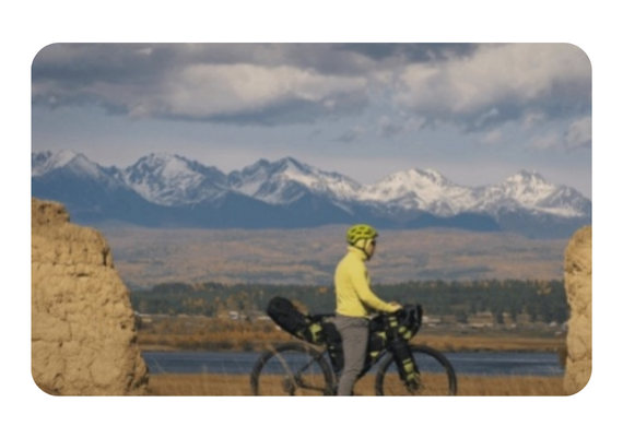 10 incontournables à glisser dans vos sacoches avant de partir en voyage à vélo