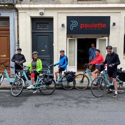 À la conquête du Canal des 2 Mers à vélo avec notre équipe de choc ! 🚴‍♂️🚴‍♀️Sous le regard bienveillant de Clément, notre responsable d’agence de Bordeaux, l'aventure ne fait que commencer 🚲🗺️@canal_des_2_mers_a_velo 🥰#voyageavelo #francevelotourisme #paulettebike #bikes #biking #cyclists #igerscycling #cyclinglife #cyclotourisme #microadventure #bordeauxmaville #bordeauxtourisme #vignoblebordelais #belleaquitaine #betterwithbikes #igersbordeaux #igersgironde #bordeauxcity #bateau #beautiful #france #instatravel #photooftheday #tarnetgaronne #tarnetgaronnetourisme #tourismemoissac #tourismeoccitanie #travelgram #voyageoccitanie